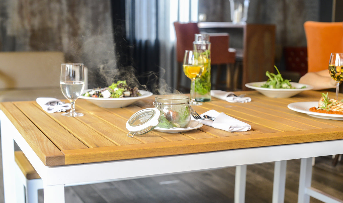 Tisch GIANT LOW 150 x 90 cm aus Aluminium mit Robinienholz (Akazie)