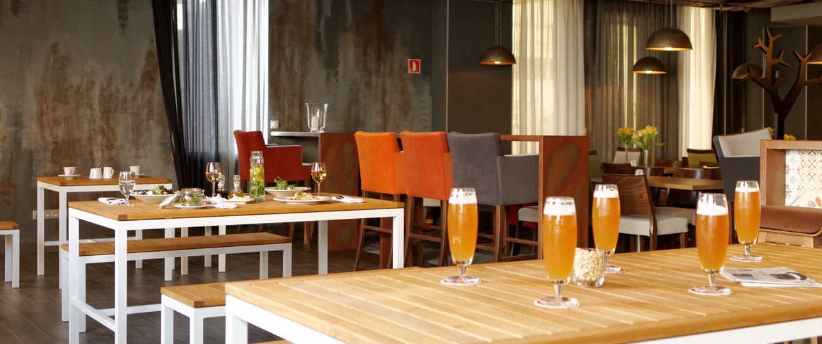 Tisch GIANT LOW 200 x 90 cm aus Aluminium mit Robinienholz (Akazie)
