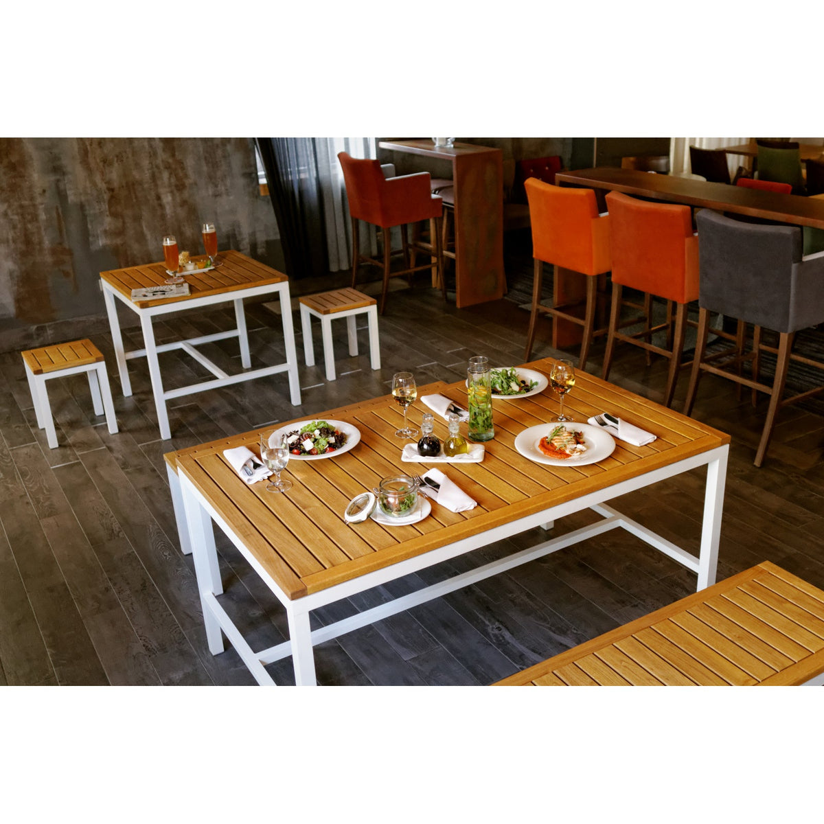 Tisch GIANT LOW 150 x 90 cm aus Aluminium mit Robinienholz (Akazie)